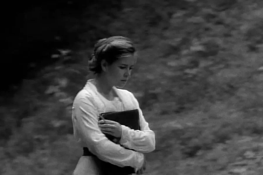 Kellie Martin stars as a young schoolteacher