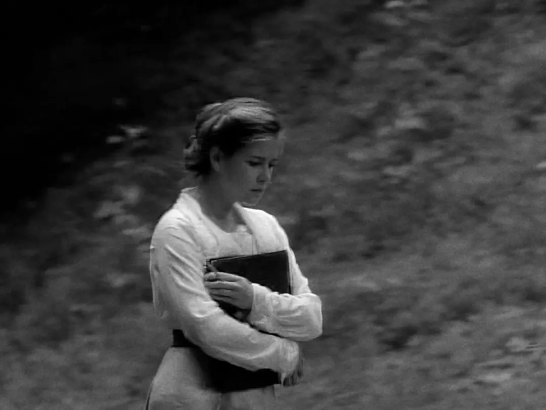 Kellie Martin stars as a young schoolteacher